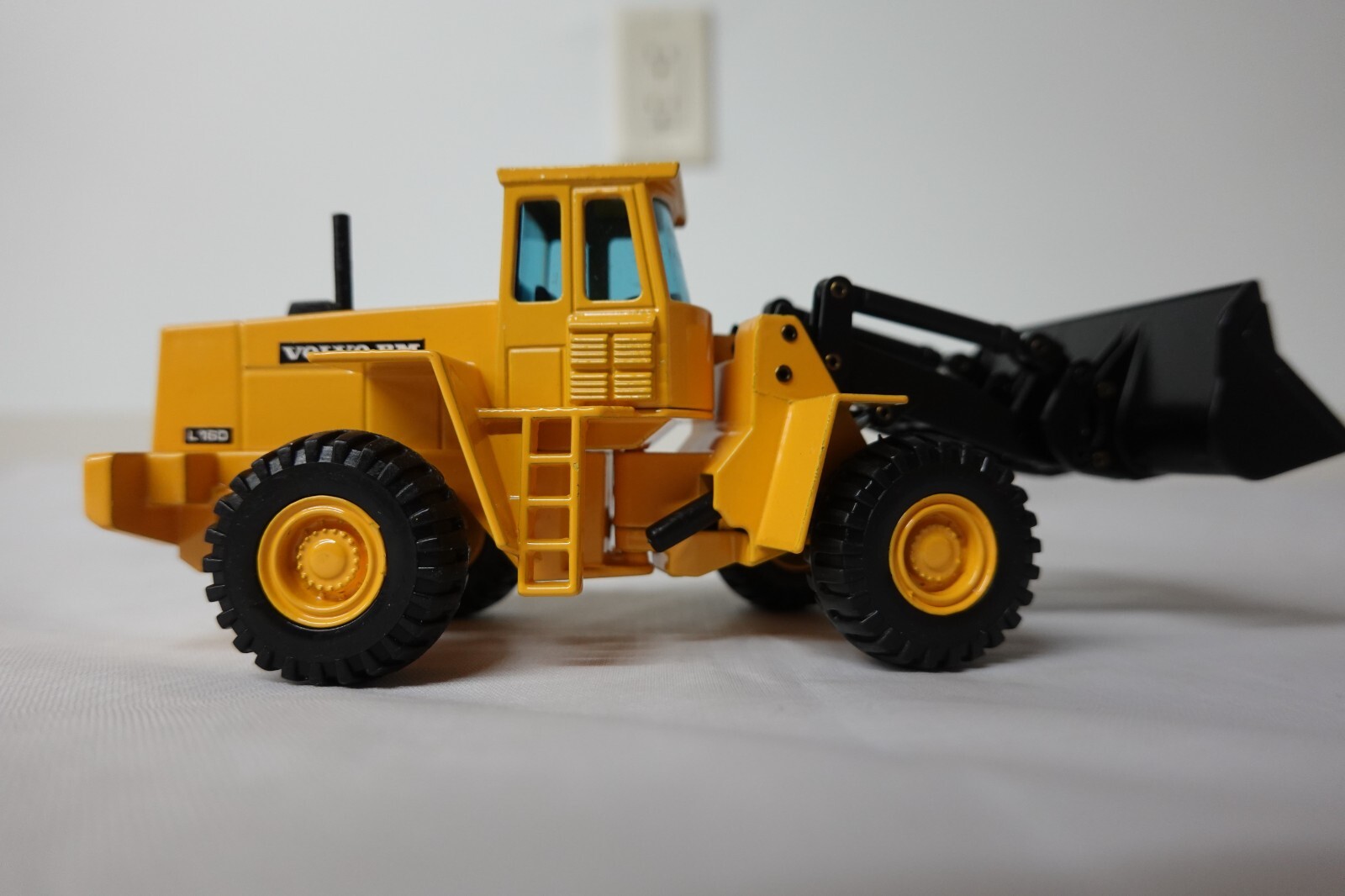 JOAL 227 Volvo BM L160 Wheel Loader 1:50 Scale