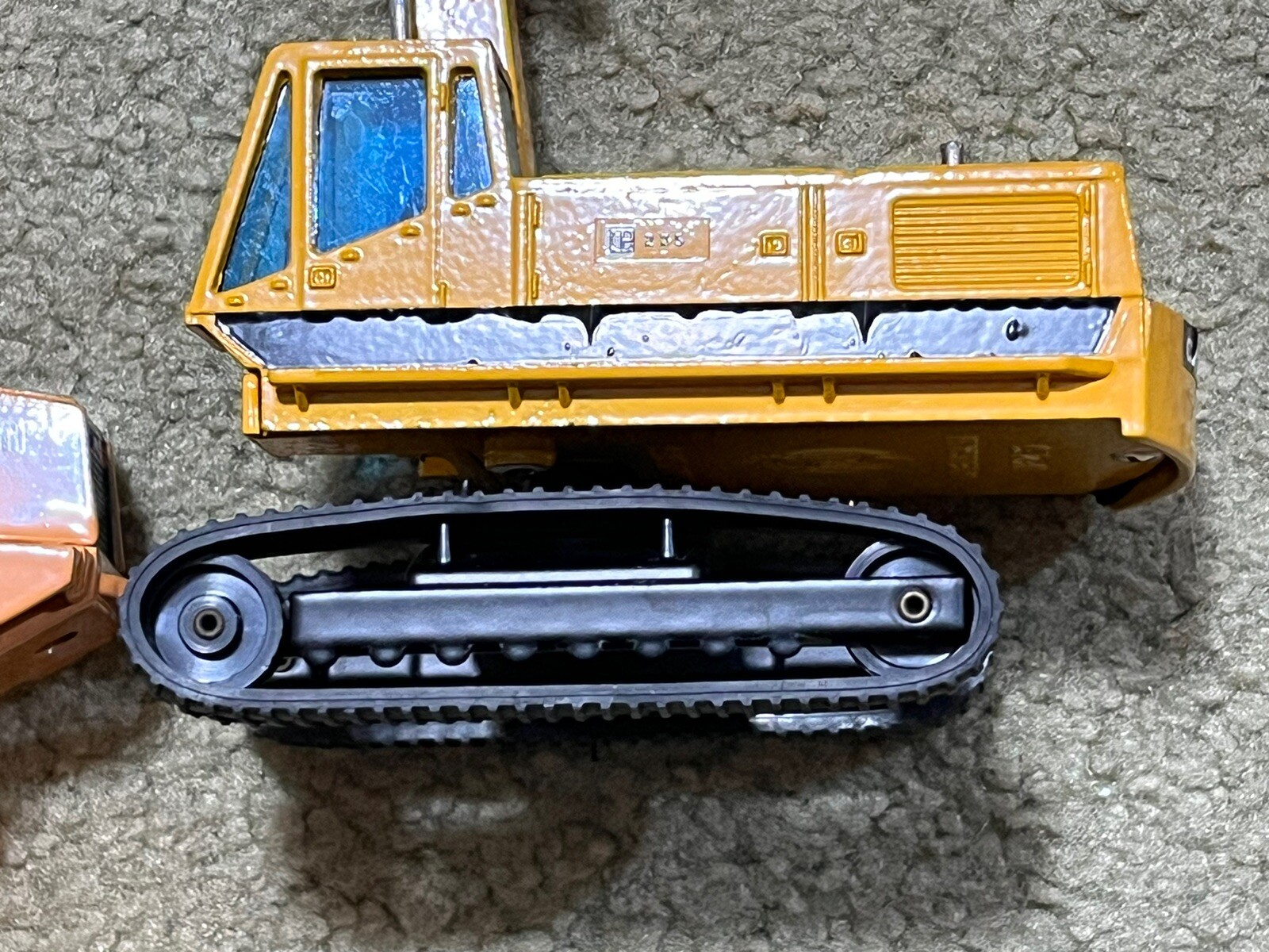 Joal Spain 1:70 CATERPILLAR HYDRAULIC EXCAVATOR 225 & Ertl Case 621B 6” Tractor