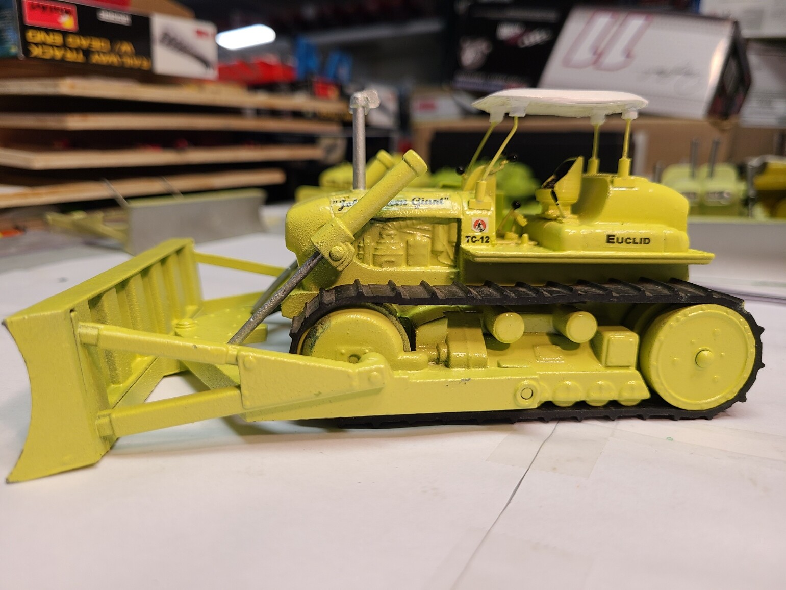 UNIQUE Custom Corgi EUCLID TC-12 Bulldozer in « EUCLID Hi-Lite Green » Colors
