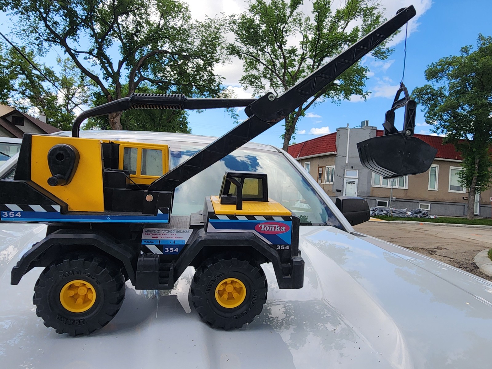 TONKA MODEL 354 MIGHTY DIESEL CRANE TRUCK 2013 XMB975 READY TO PLAY OR DISPLAY