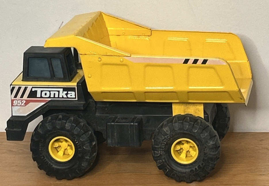 Tonka 952 Mighty Dump Truck Steel Bed Plastic Body 17x8x10 Great Gift for Kids!