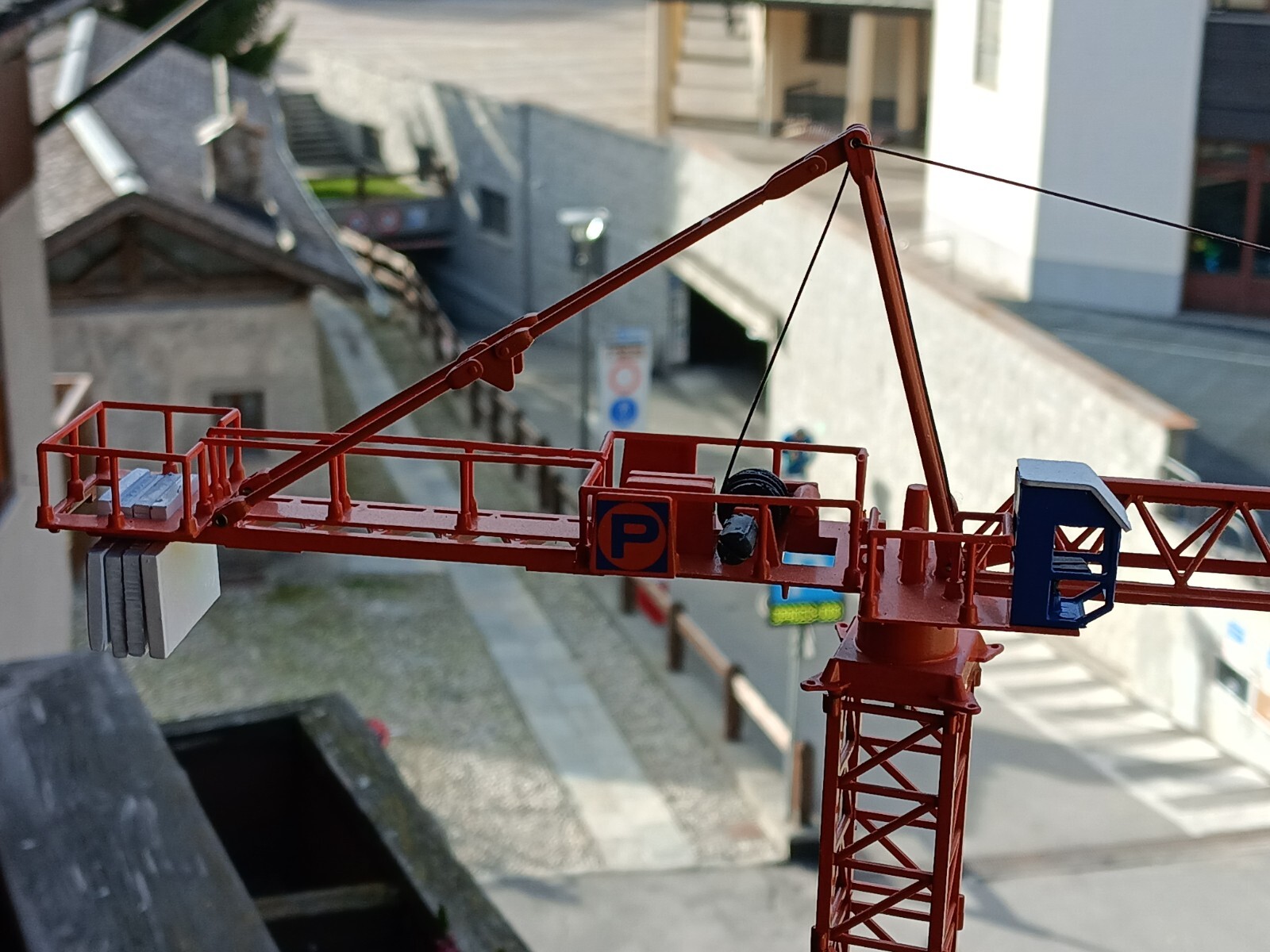 Peiner 1/87 Scale Tower Crane Peiner Die Cast by Conrad Figure