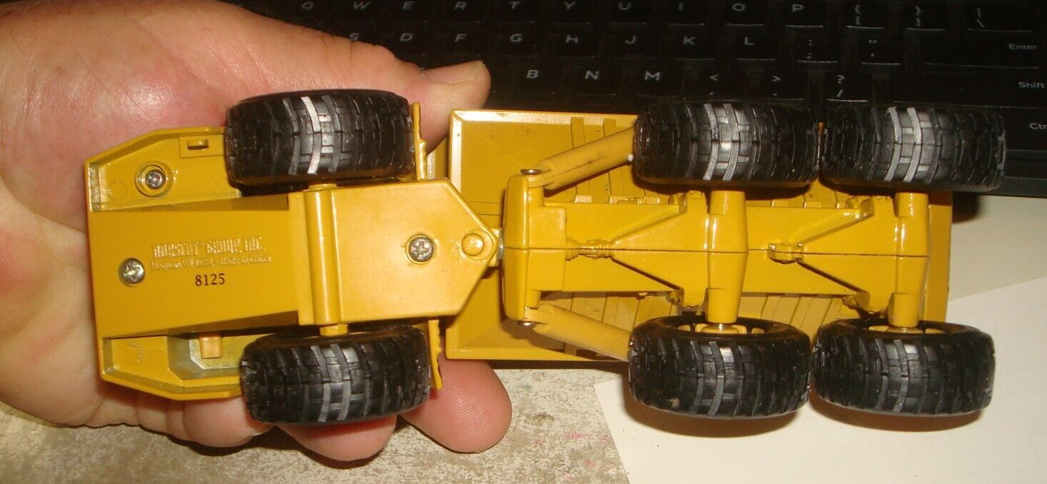NORSCOT. ARTICULATED CAT D350D DUMP TRUCK. 1:50 SCALE
