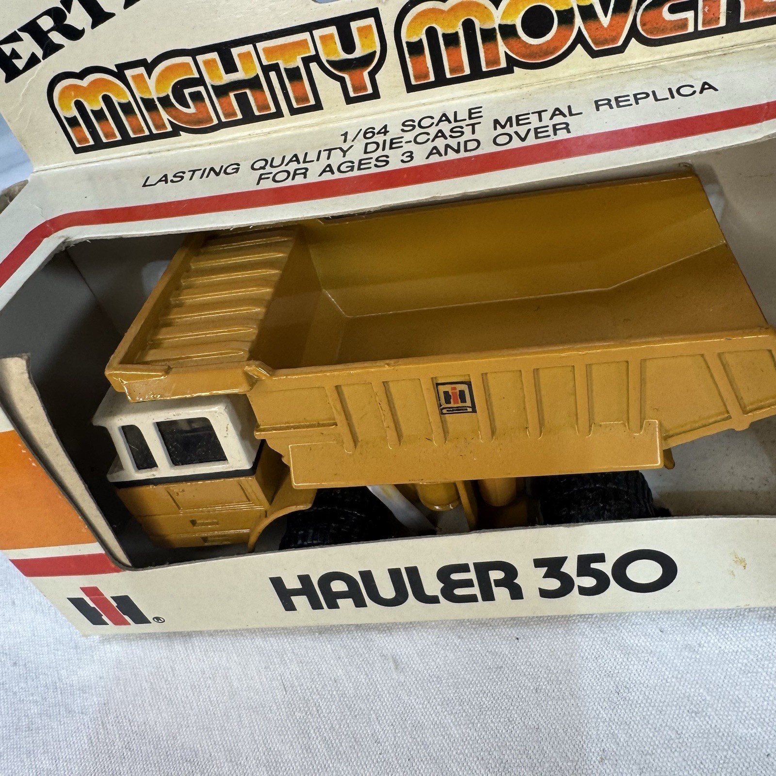 NEW Vintage ERTL MIGHTY MOVERS 1/64 SCALE International IH HAULER 350 #1852 NIB