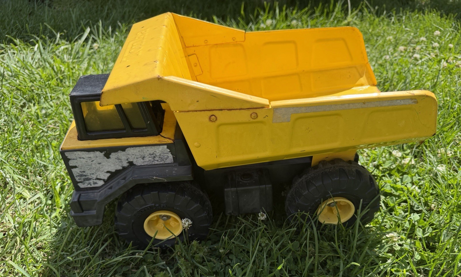 Vintage XMB-975 Tonka Dump Truck 1999 Hasbro Steel Mighty Construction Toy