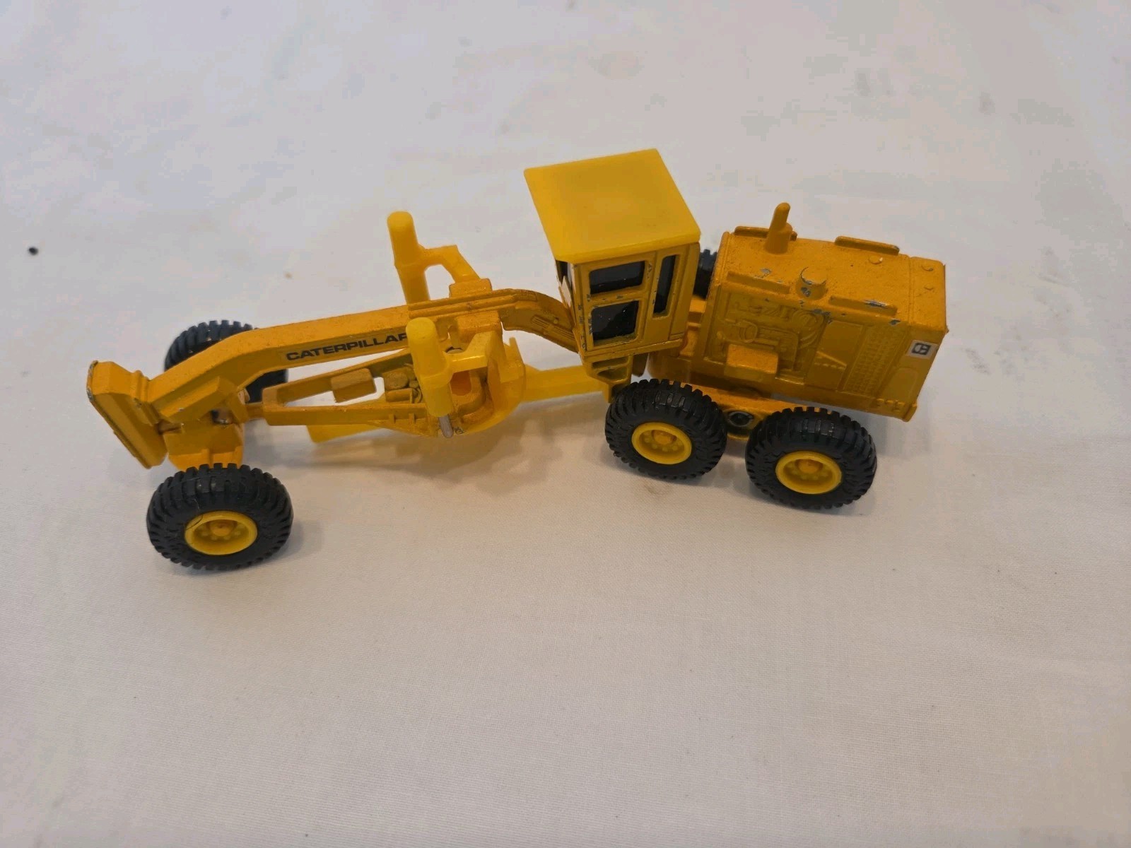 Vintage Ertl Mighty Movers Caterpillar Road Grader 6&Prime; Die-Cast Pre-owned