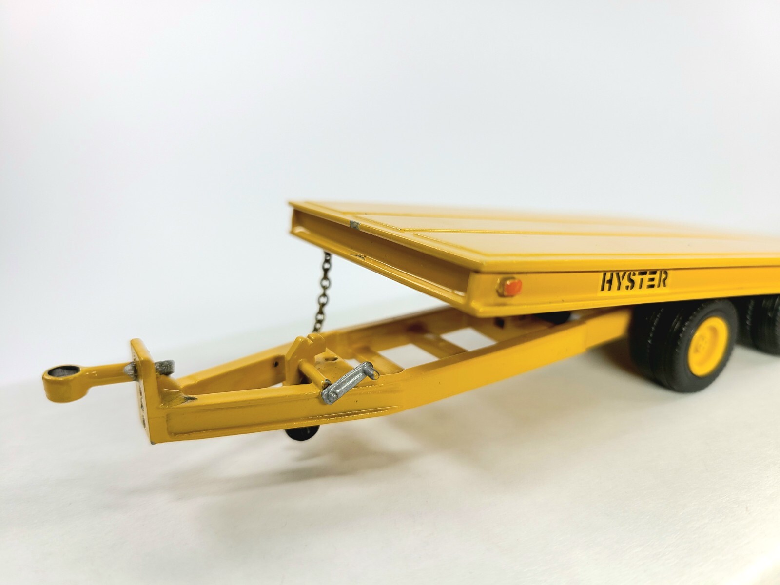 Hyster Tag Tilt Trailer – Yellow – ASAM Smith 1:48 Scale Diecast Model