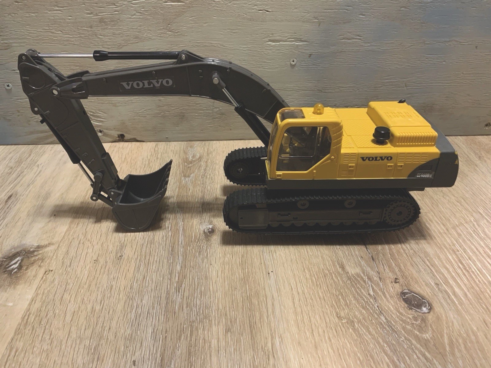VOLVO EC460B Excavator With Sounds & Lights Battery Powered Toy 1/32 Scale