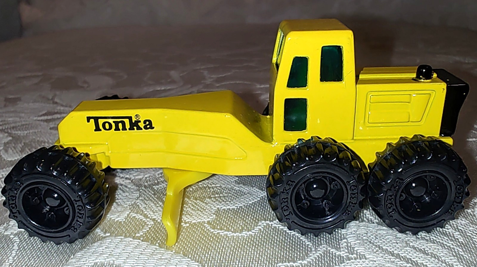 Vintage 1994 Tonka Diecast Metal Yellow Construction Road Grader 3.5&Prime; 1:64 Scale