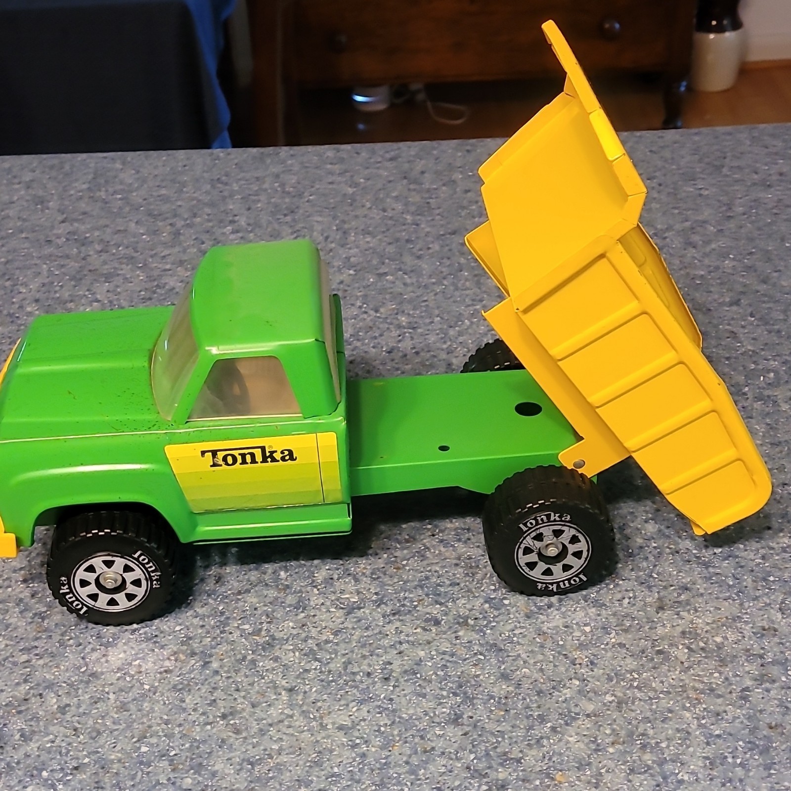 Tonka 13190 Green & Yellow Dump Truck Construction Toy Pressed Steel 1:18 Scale
