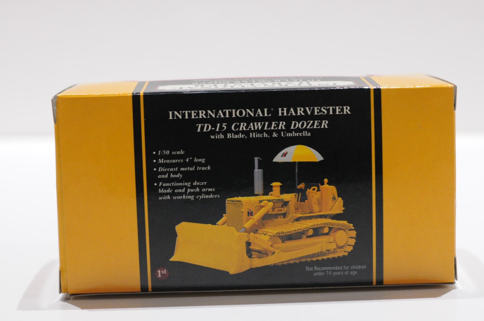 FIRST GEAR IH TD-15 CRAWLER DOZER WITH BLADE,HITCH, UMBRELLA SCALE 1:50 DIECAST