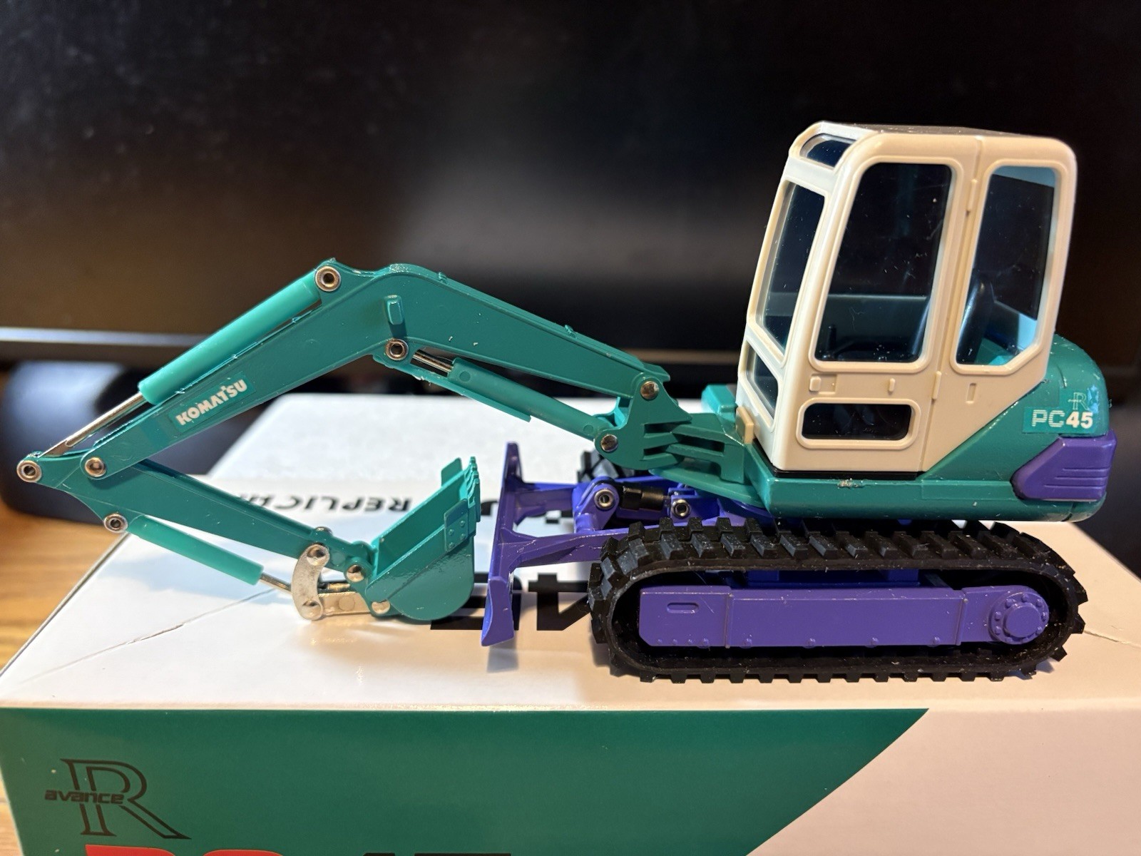 SHINSEI PC45 KOMATSU MINI POWER SHOVEL 1:30 Scale
