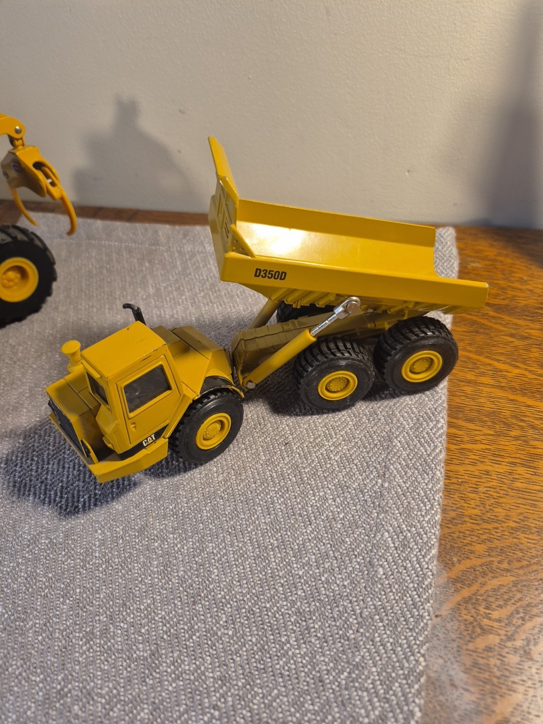 NORSCOT. ARTICULATED CAT D350D DUMP TRUCK. 1:50 SCALE