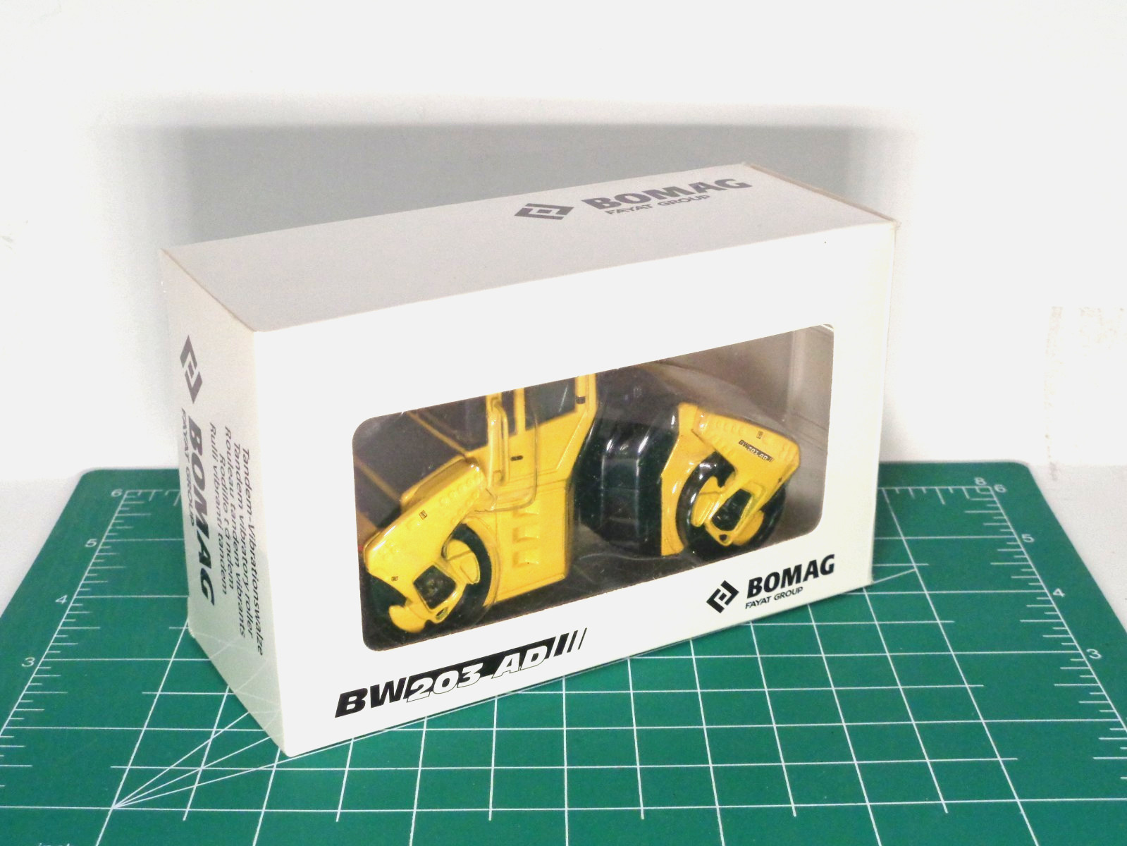 1/50 Diecast BOMAG BW 203 AD Vibratory Asphalt Compactor Road Roller.
