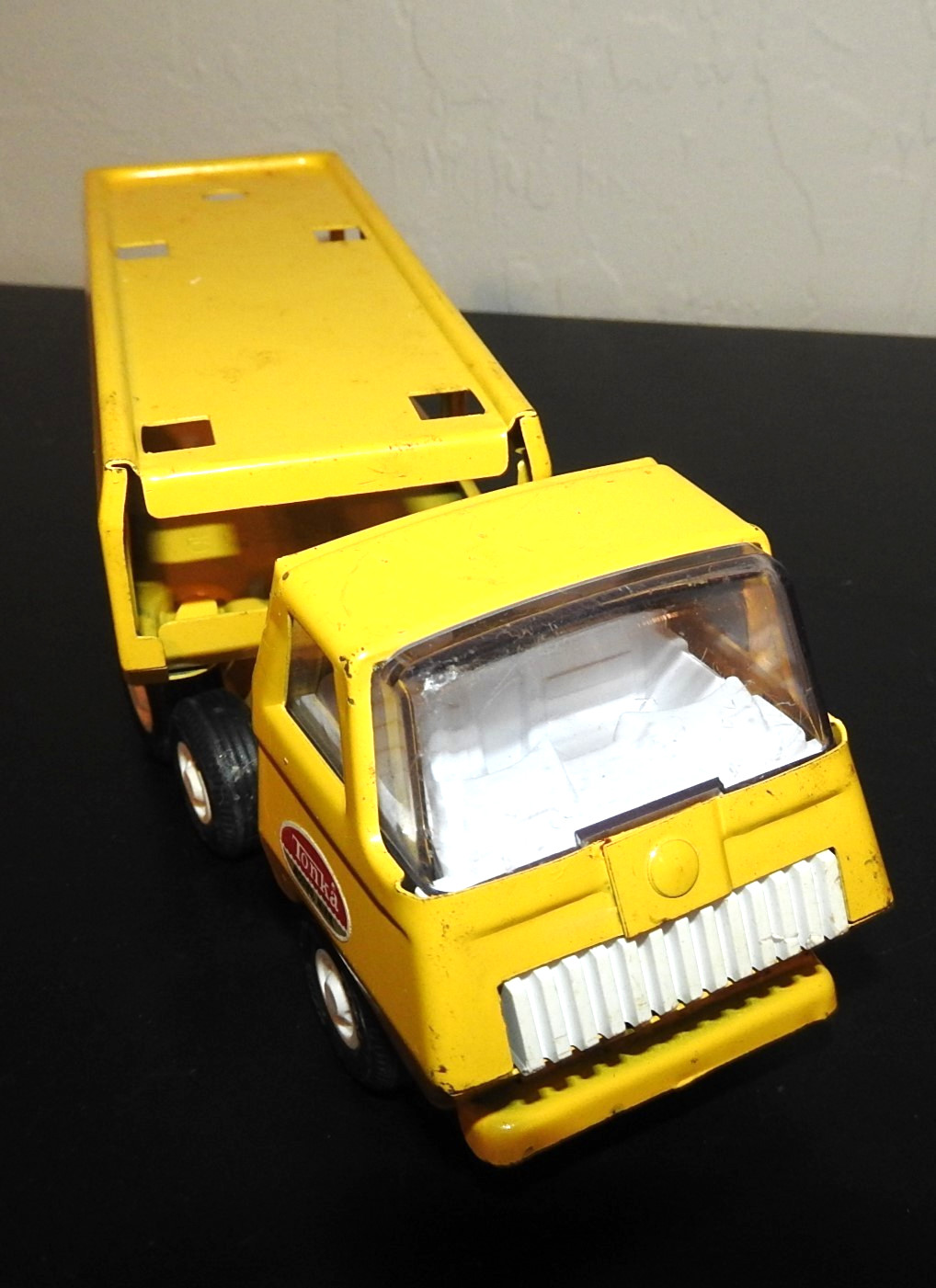 Vintage 1970&rsquo;s 9.5&Prime; TONKA Pressed Steel Car Transport Yellow Complete CLEAN!