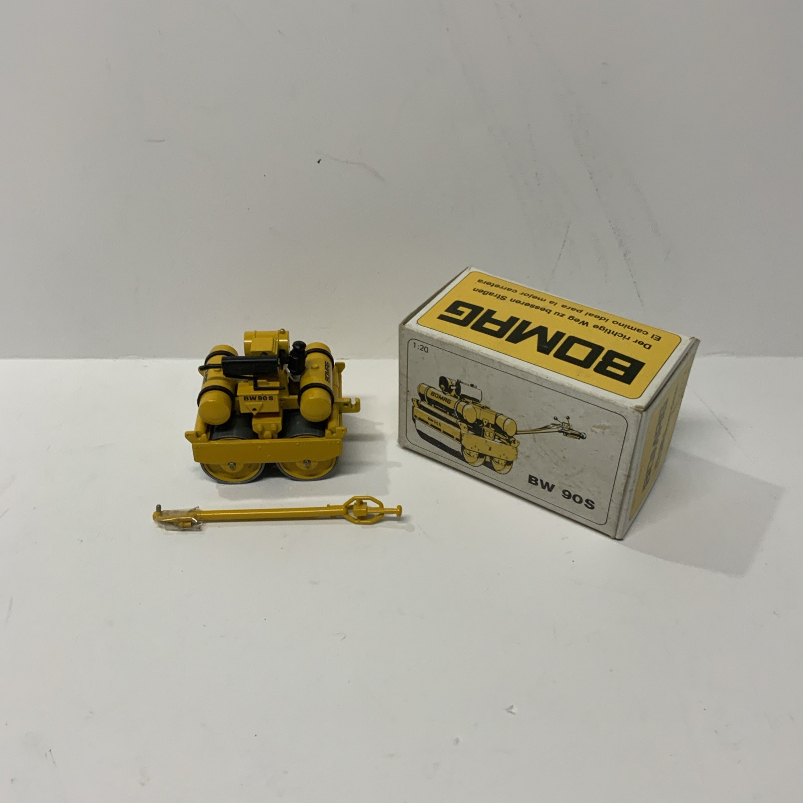 Bomag BW 90 S Double Drum Roller 1:20 Scale Die Cast Read