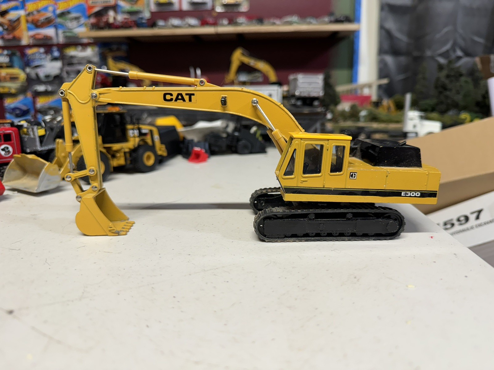 Caterpillar E300 Excavator – 1/48 – Shinsei