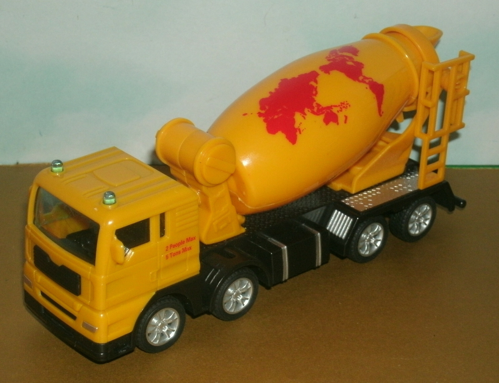 1/60 Scale MAN COE Cement Mixer Plastic Toy Model Truck (6.25&Prime;) Delectation
