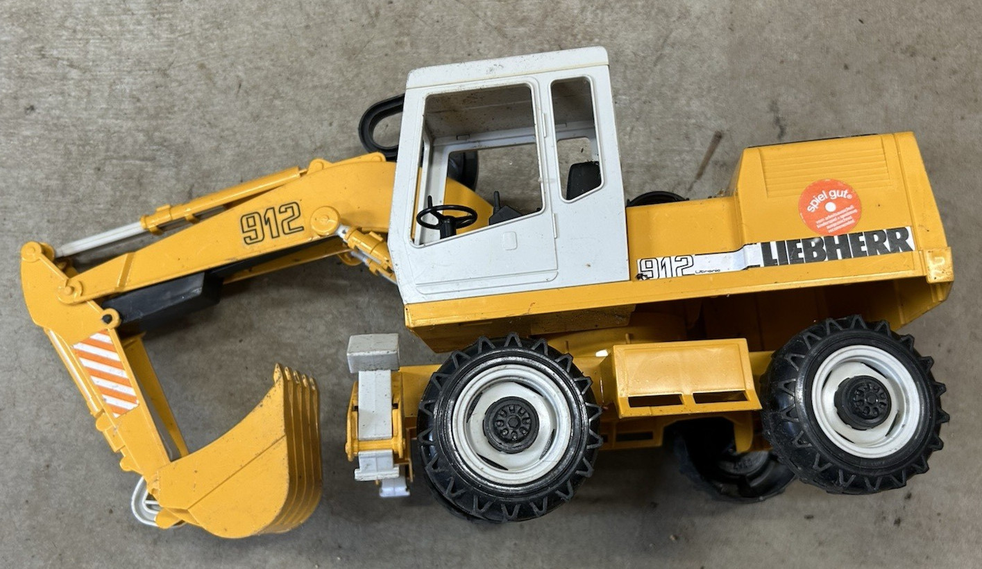 Vintage Large LIEBHERR 912 Excavator with Swivel Action Plastic 18&Prime;x 6&Prime;W x 7&Prime;H