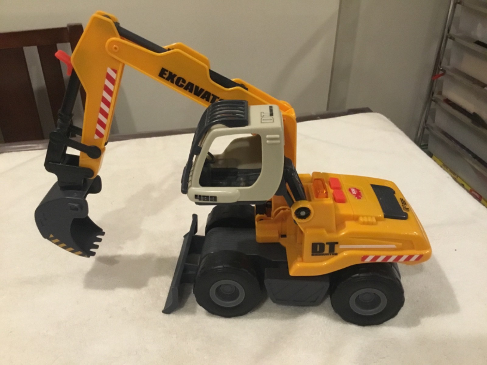 Dickie Toys Excavator DT Battery Operated