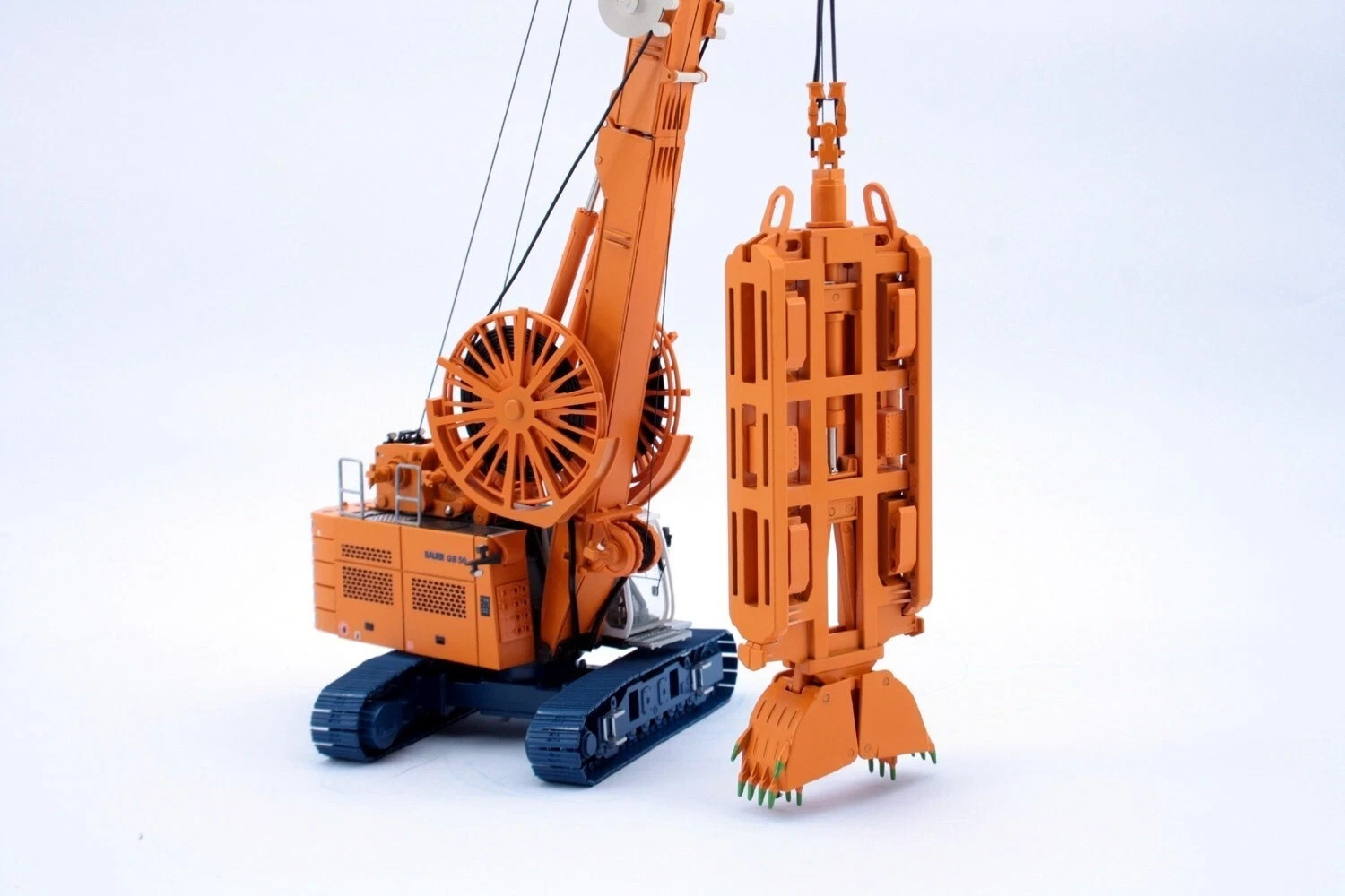 BYMO 25030-1 Bauer GRAB CARRIER GB50 Clam with Pile Grab 1/50 Die-cast MIB
