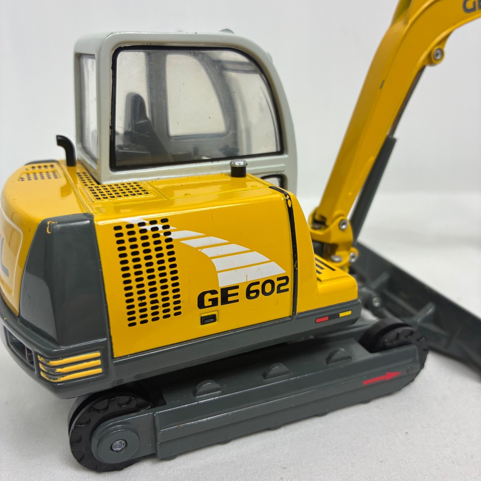 Gehl GE 602 Compact Excavator Diecast Model Yellow Grey Construction Toy