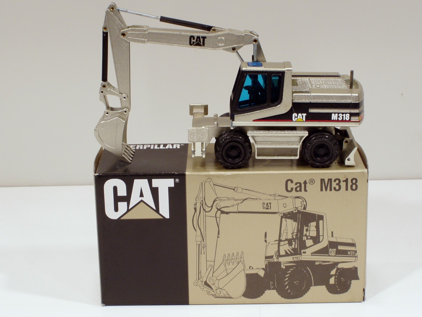 Caterpillar M318 Wheel Excavator – « PALE GOLD » – 1/50 – NZG #405.02 – MIB
