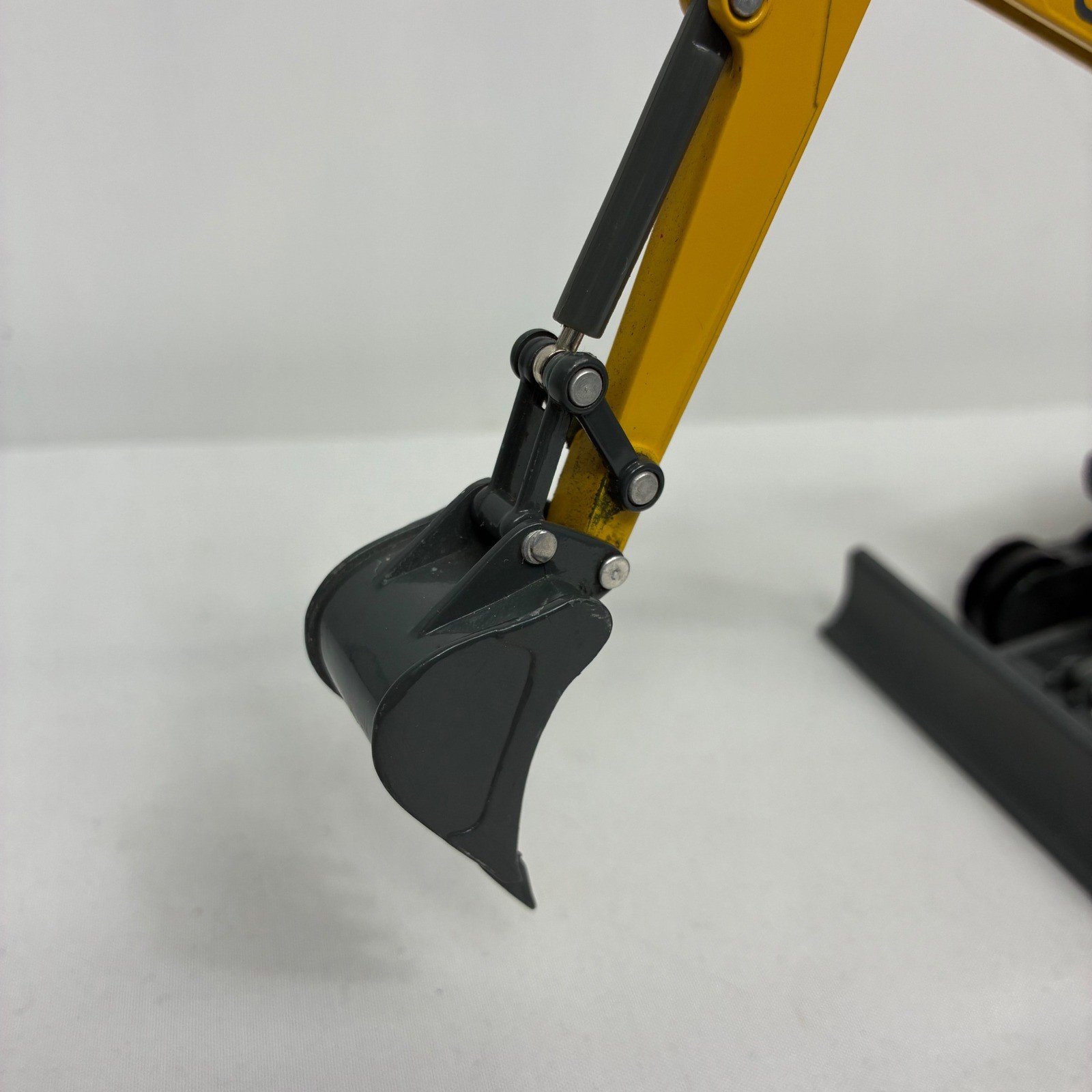 Gehl GE 602 Compact Excavator Diecast Model Yellow Grey Construction Toy