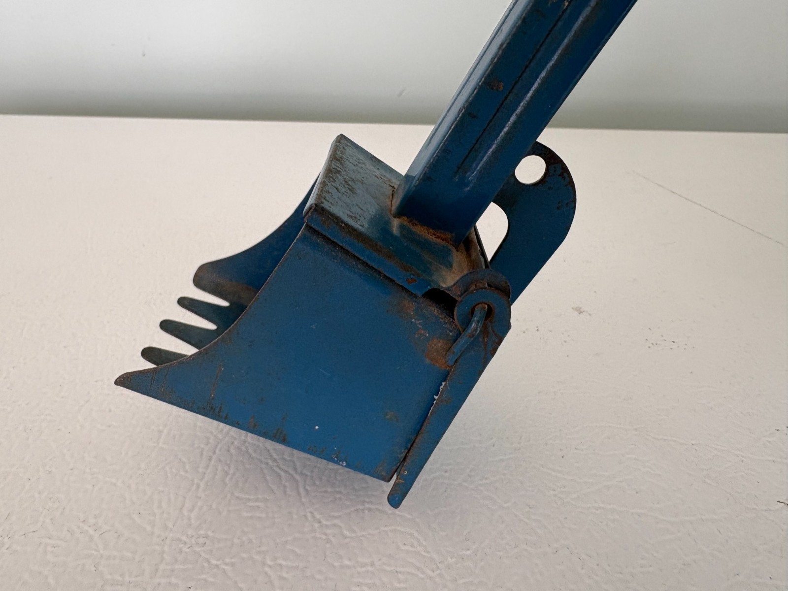 VINTAGE STRUCTO TOYS PRESSED STEEL STEAM SHOVEL DIGGER EXCAVATOR – FREE SHIPPING