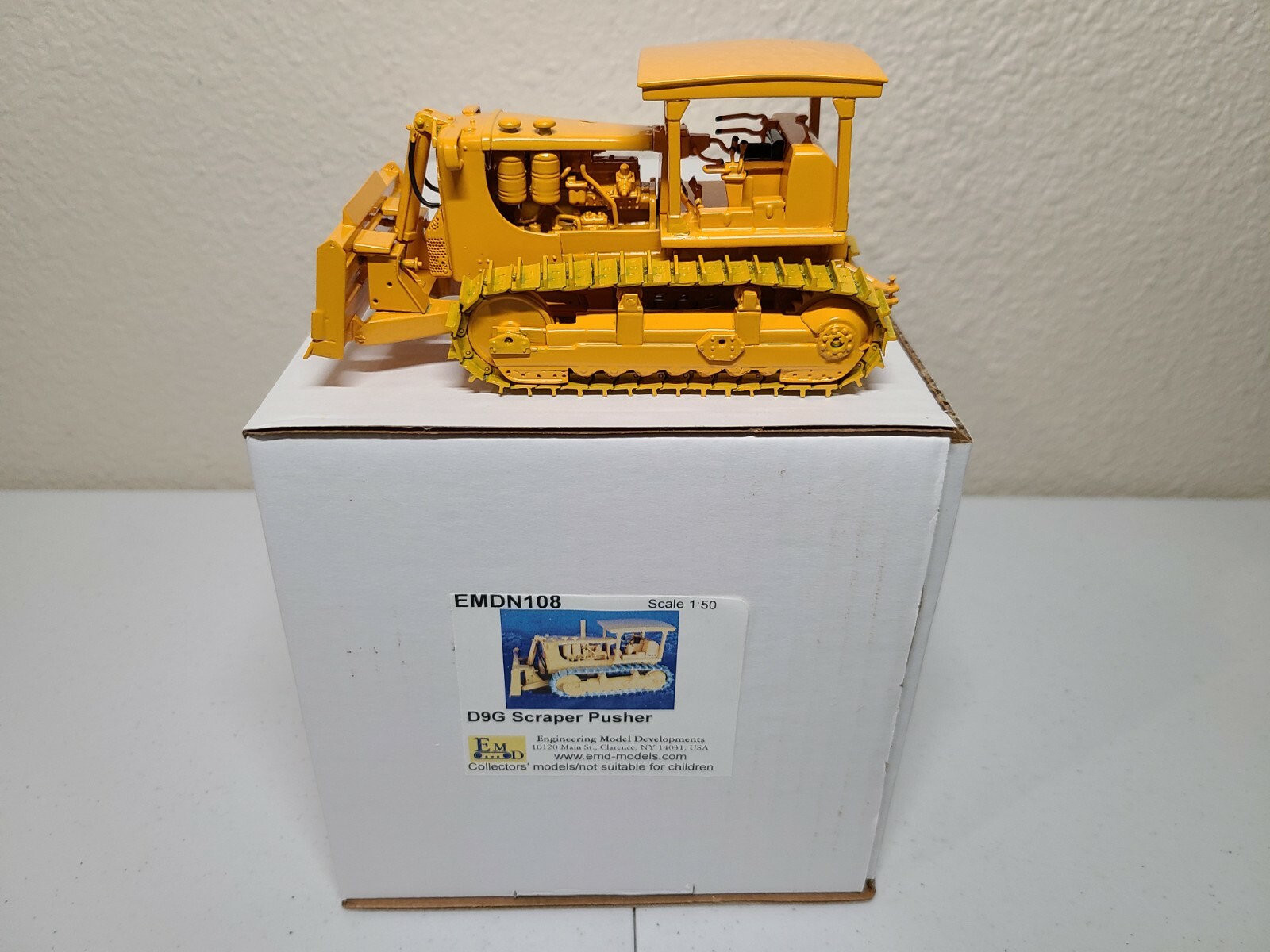 Caterpillar Cat D9G Scraper Pusher Dozer – EMD 1:50 Scale Model #N108 New