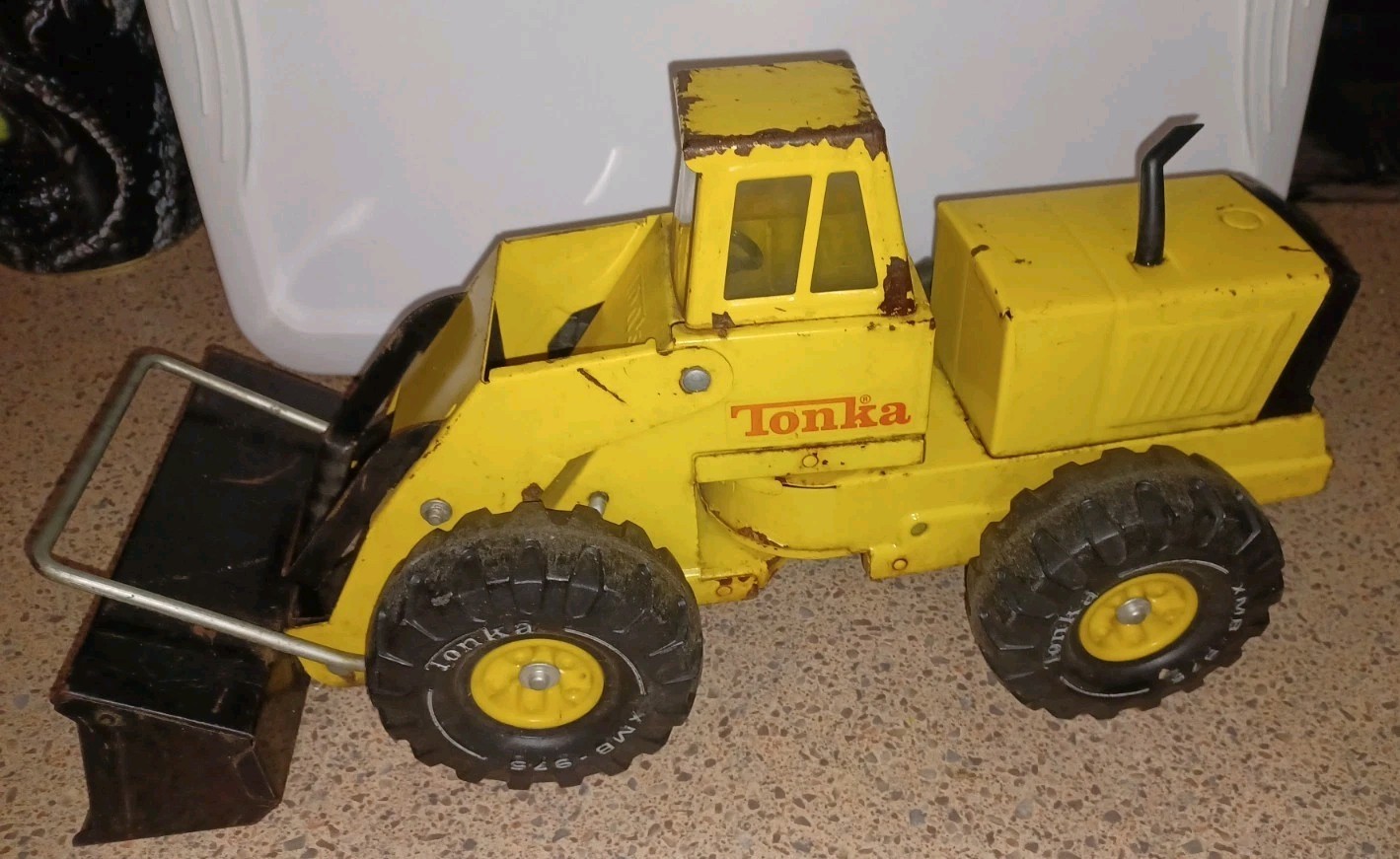 VINTAGE 1980&rsquo;s TONKA PRESSED STEEL YELLOW XMB-975 FRONT LOADER 54240 20&Prime; LONG
