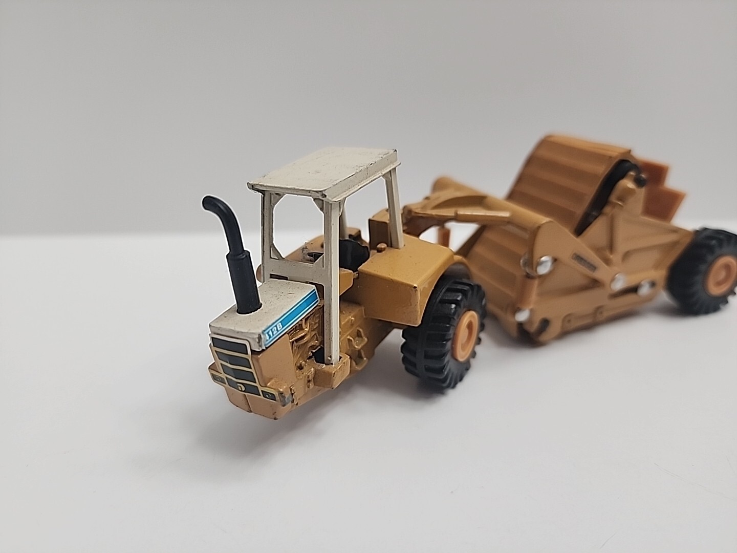 ERTL 1:64 Mighty Movers 4128 Dresser Scraper #1855