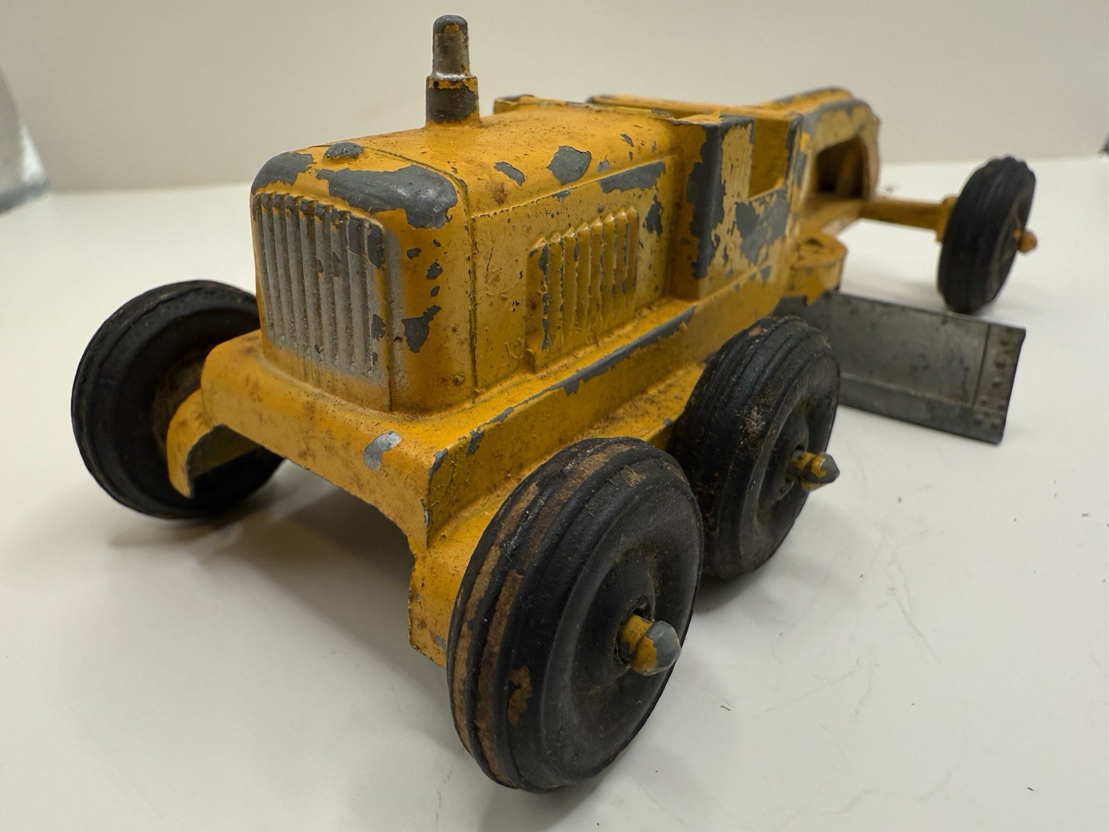 VINTAGE TOOTSIETOY CATERPILLAR ROAD GRADER