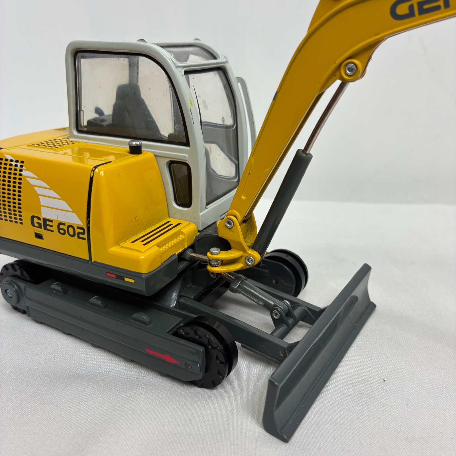 Gehl GE 602 Compact Excavator Diecast Model Yellow Grey Construction Toy