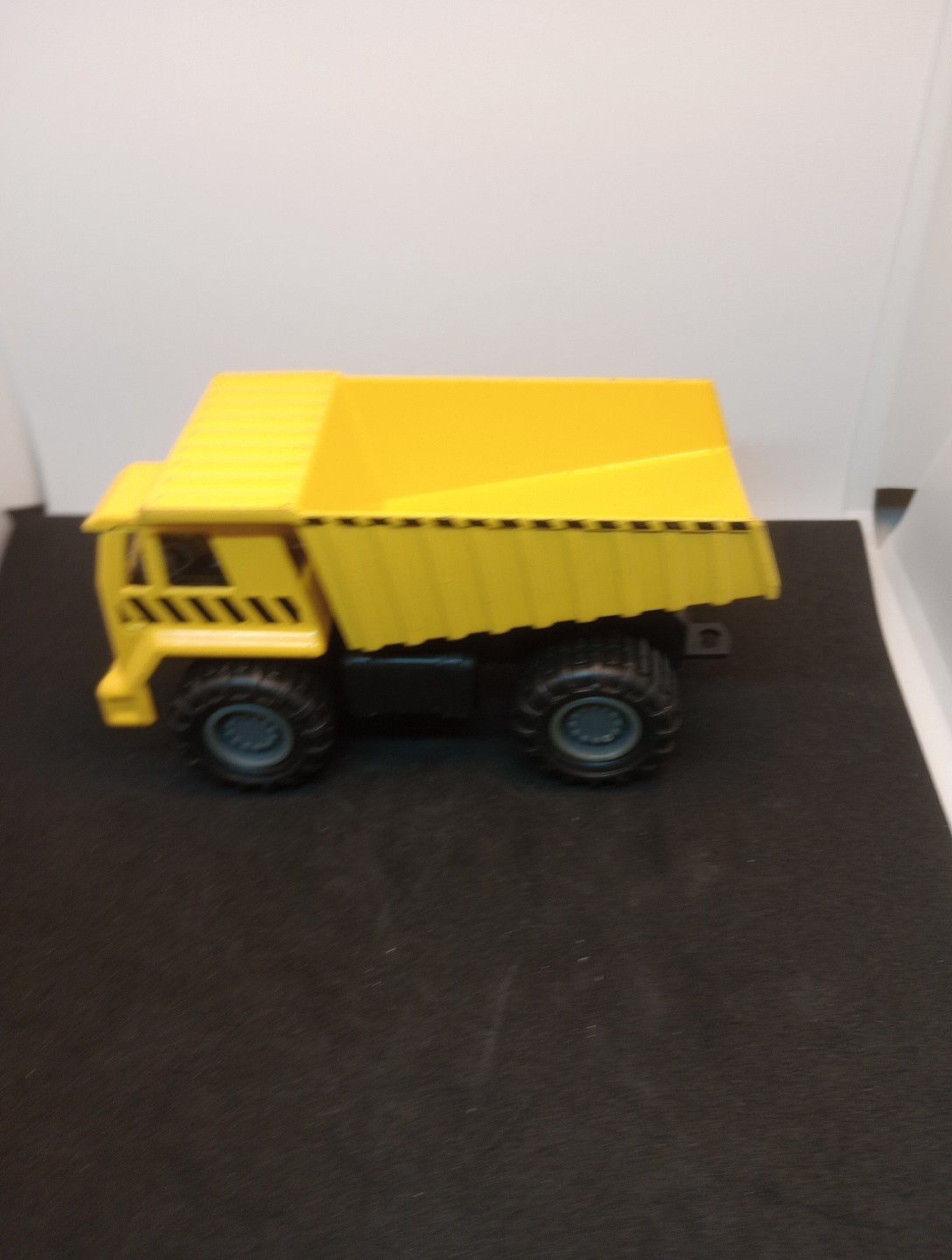Die-Cast Dump Truck working Bucket 5&Prime; L Yellow Heavy Duty