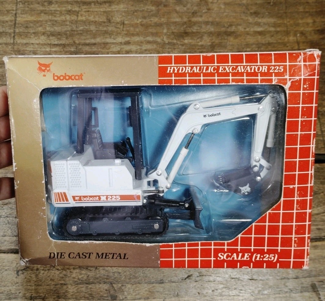 Bobcat Hydraulic Excavator 225 DieCast Melroe NIB 1/25 Tractor Toy New Clover