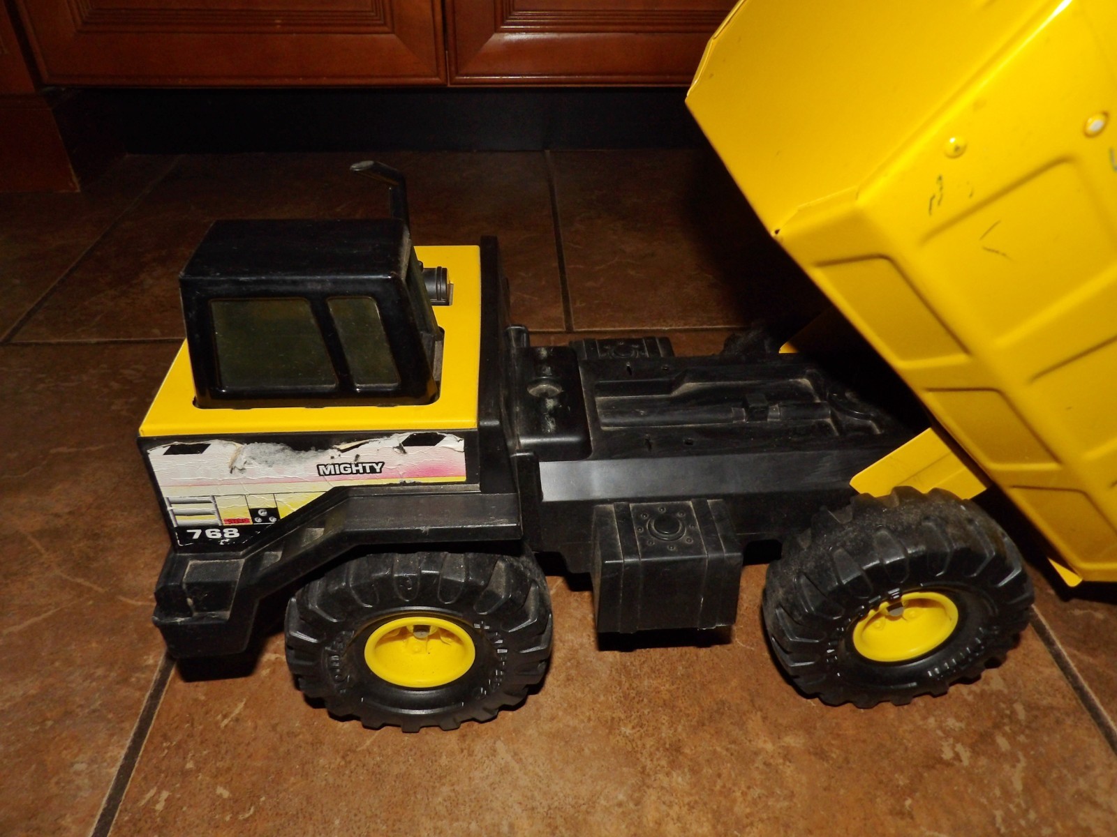 Vintage 1999 Hasbro Mighty TONKA 768 Dump TRUCK Yellow Pressed Steel/Plastic 17&Prime;