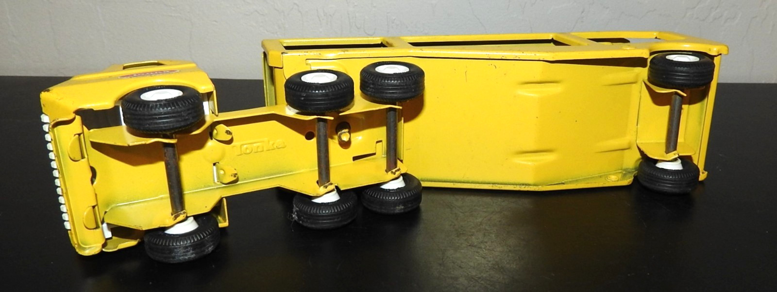 Vintage 1970&rsquo;s 9.5&Prime; TONKA Pressed Steel Car Transport Yellow Complete CLEAN!