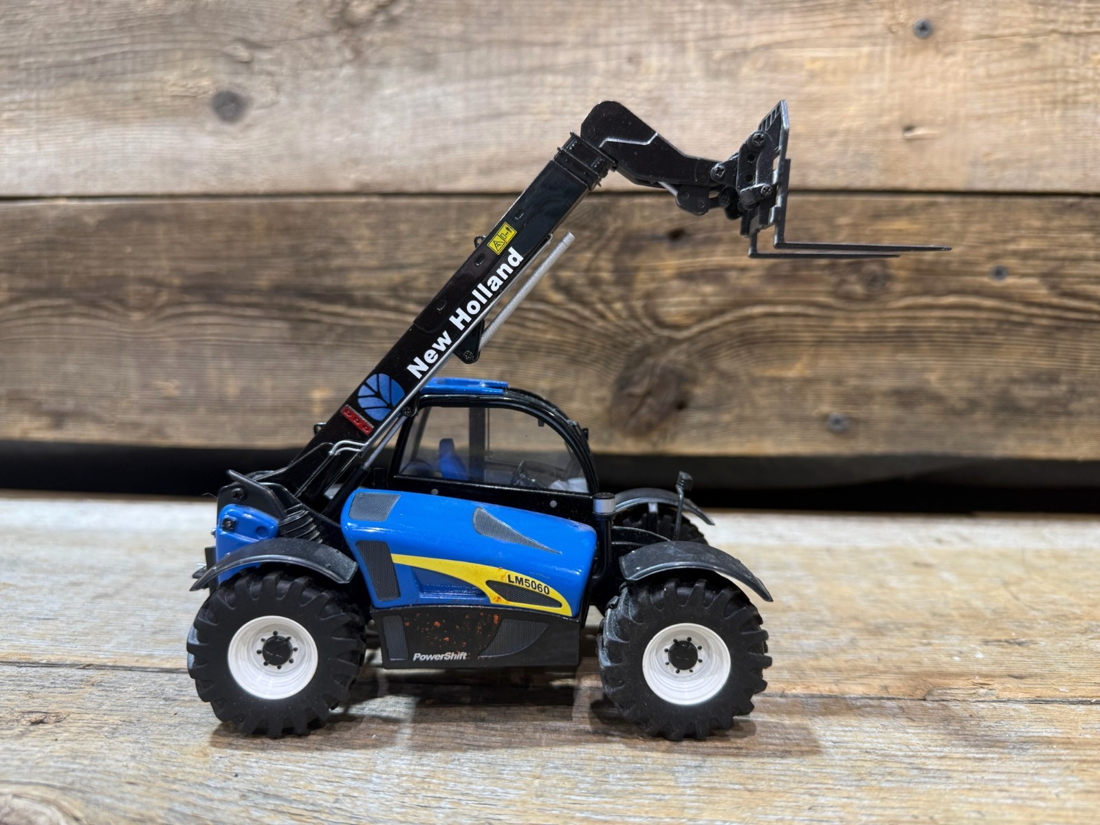 Universal Hobbies, New Holland LM5060 Telescopic Handler, 1:32 Scale, Diecast