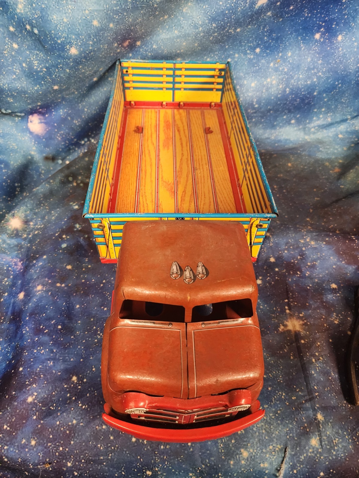 1950s MARX Lazy Day Farms Tin Truck. Great Graphics. Nice Condition. 18&Prime; Long