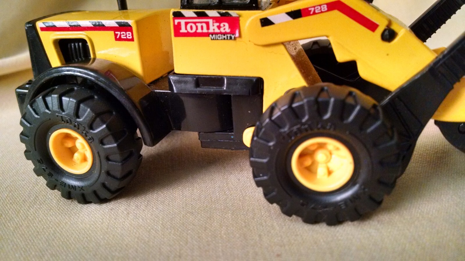 MIGHTY TONKA 728 FRONT LOADER MAISTO HASBRO 1998 PLASTIC DIE CAST MANUAL LOOSE.