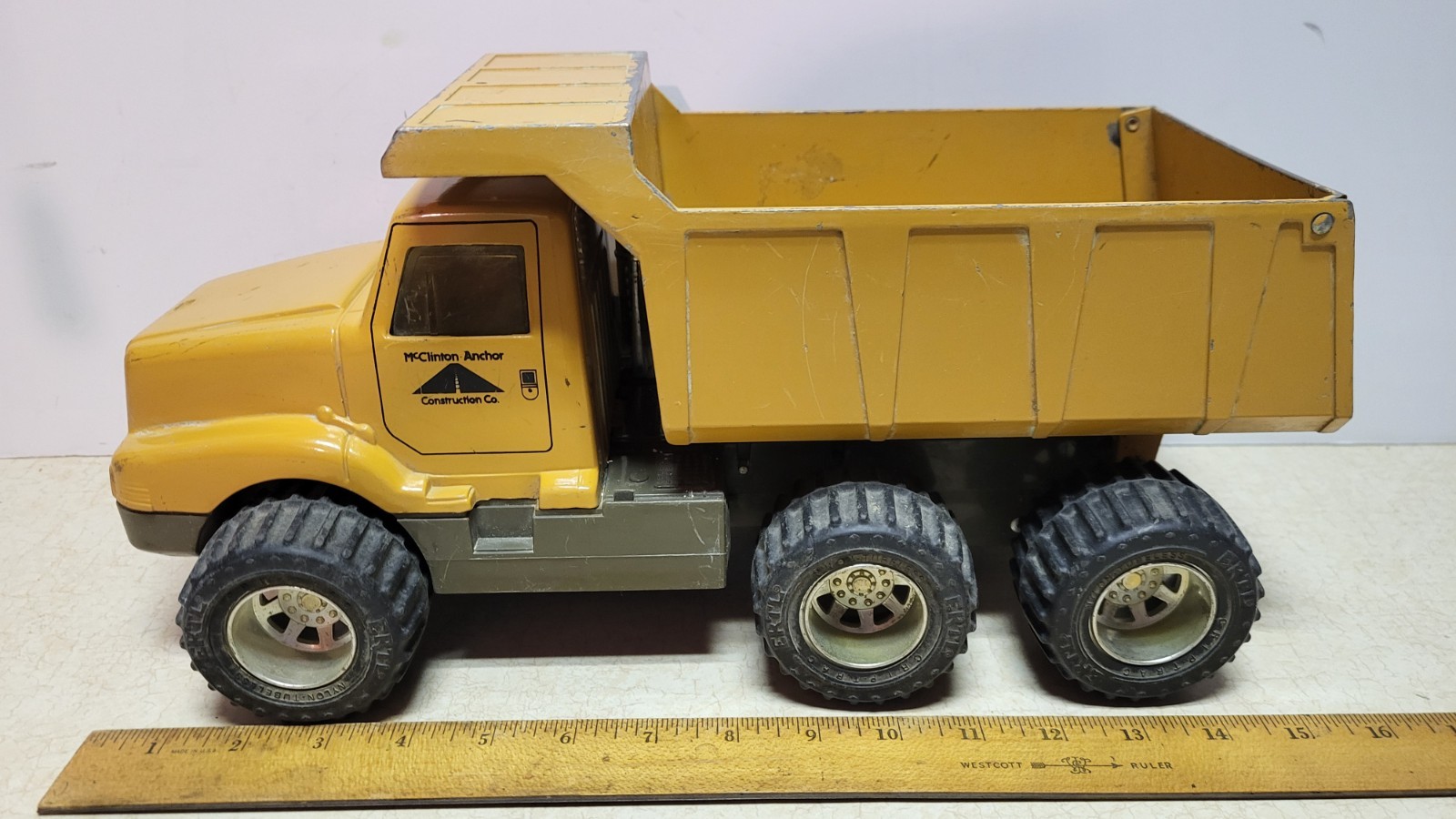 Toy Ertl McClinton Anchor Construction Co. Beige Navistar Dump Truck