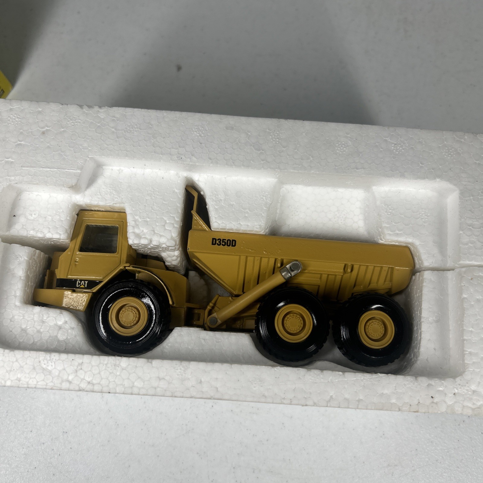 CAT CATERPILLAR ARTICULATED DUMP TRUCK D350D 1:50 Scale