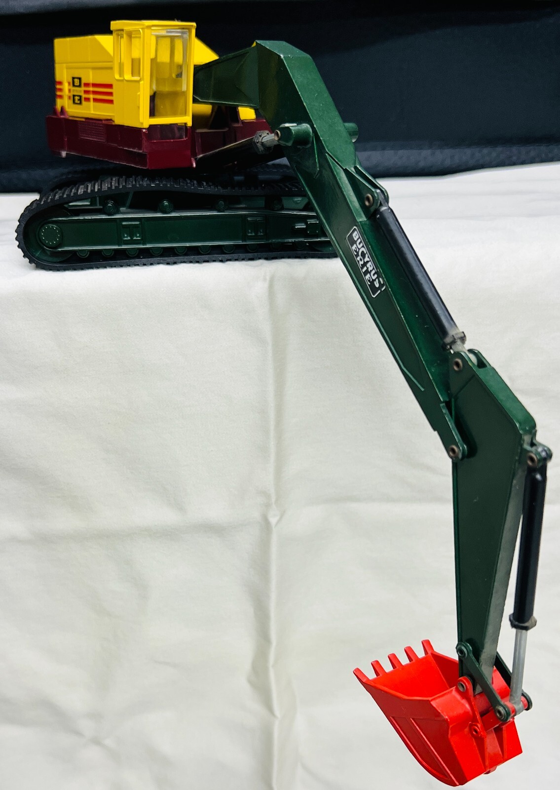Bucyrus Erie 40-H Hydraulic Excavator red Esco bucket 1/50 Diecast NZG# 139