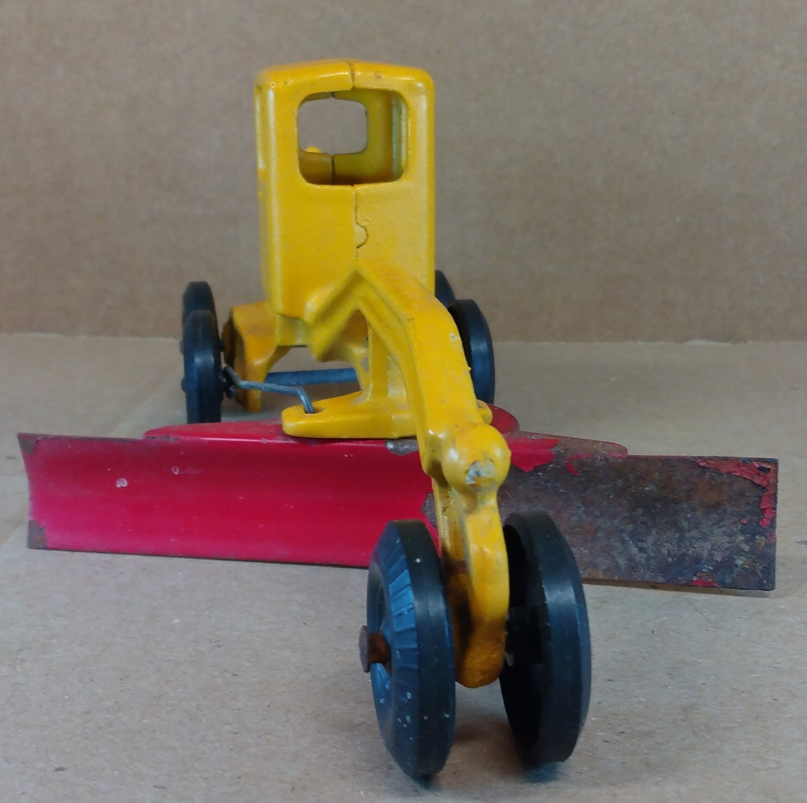 9&Prime; Diecast Aluminum Road Grader No. 9100 by SLIK Toys