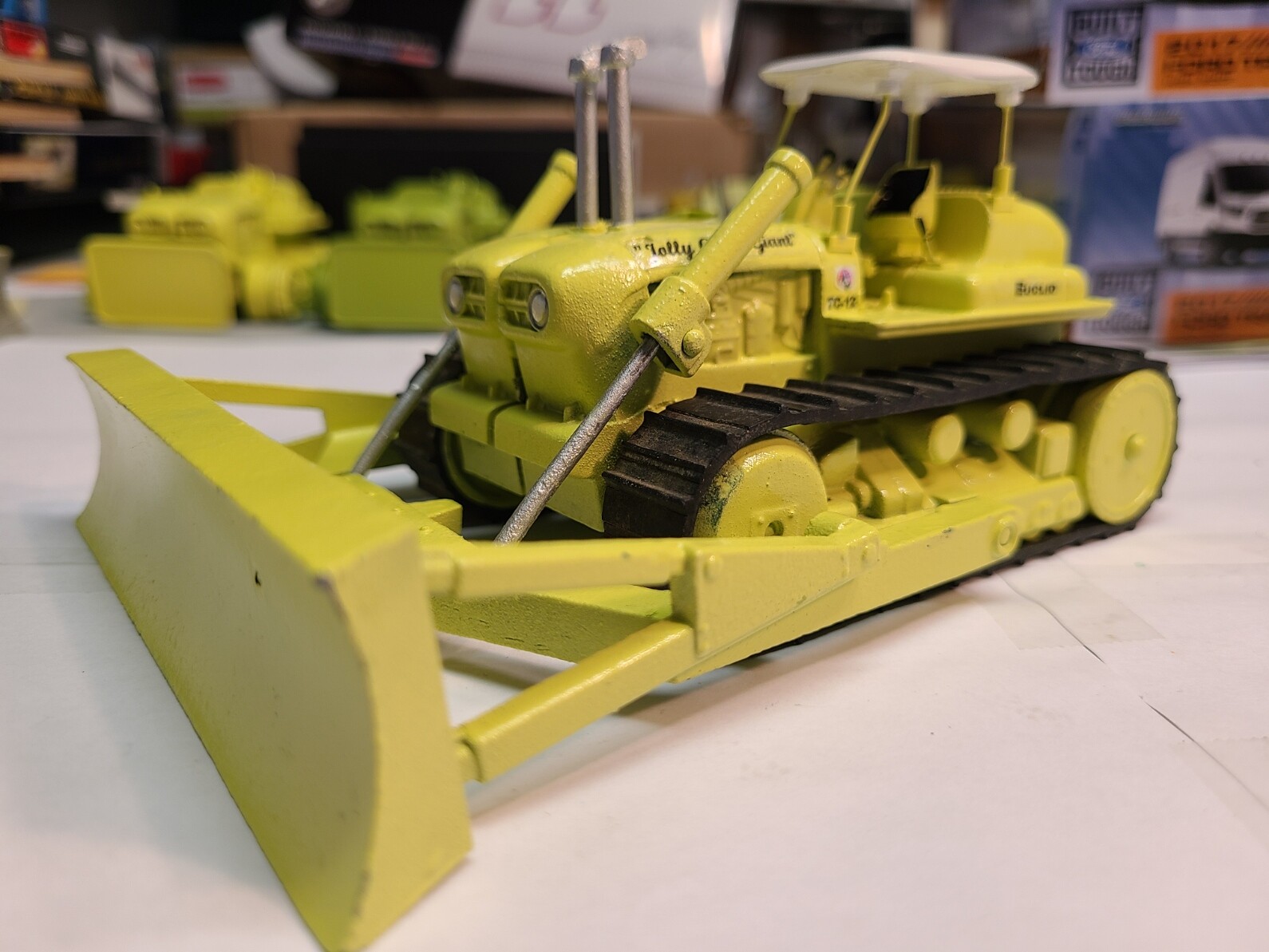 UNIQUE Custom Corgi EUCLID TC-12 Bulldozer in « EUCLID Hi-Lite Green » Colors