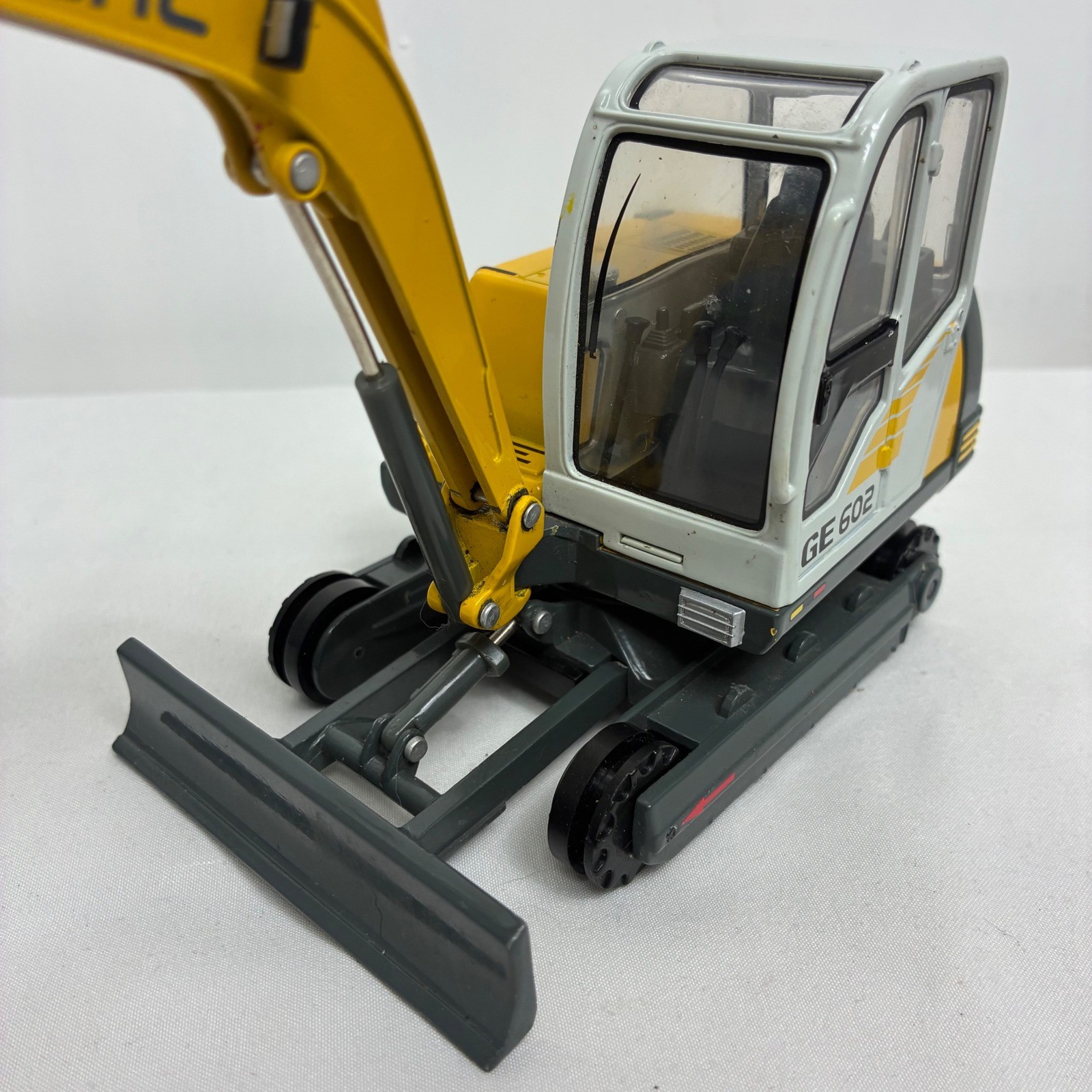 Gehl GE 602 Compact Excavator Diecast Model Yellow Grey Construction Toy