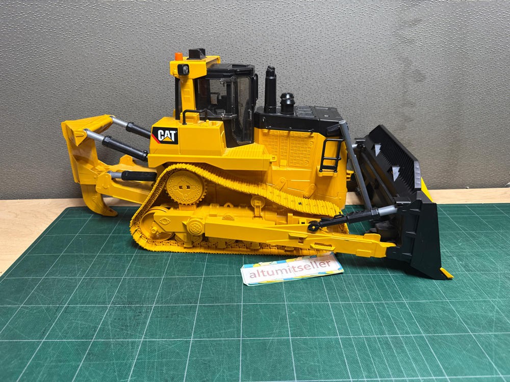 2012 Bruder CAT CATERPILLAR Bulldozer 2045/01 20&Prime; Long Toy Model LOOK READ