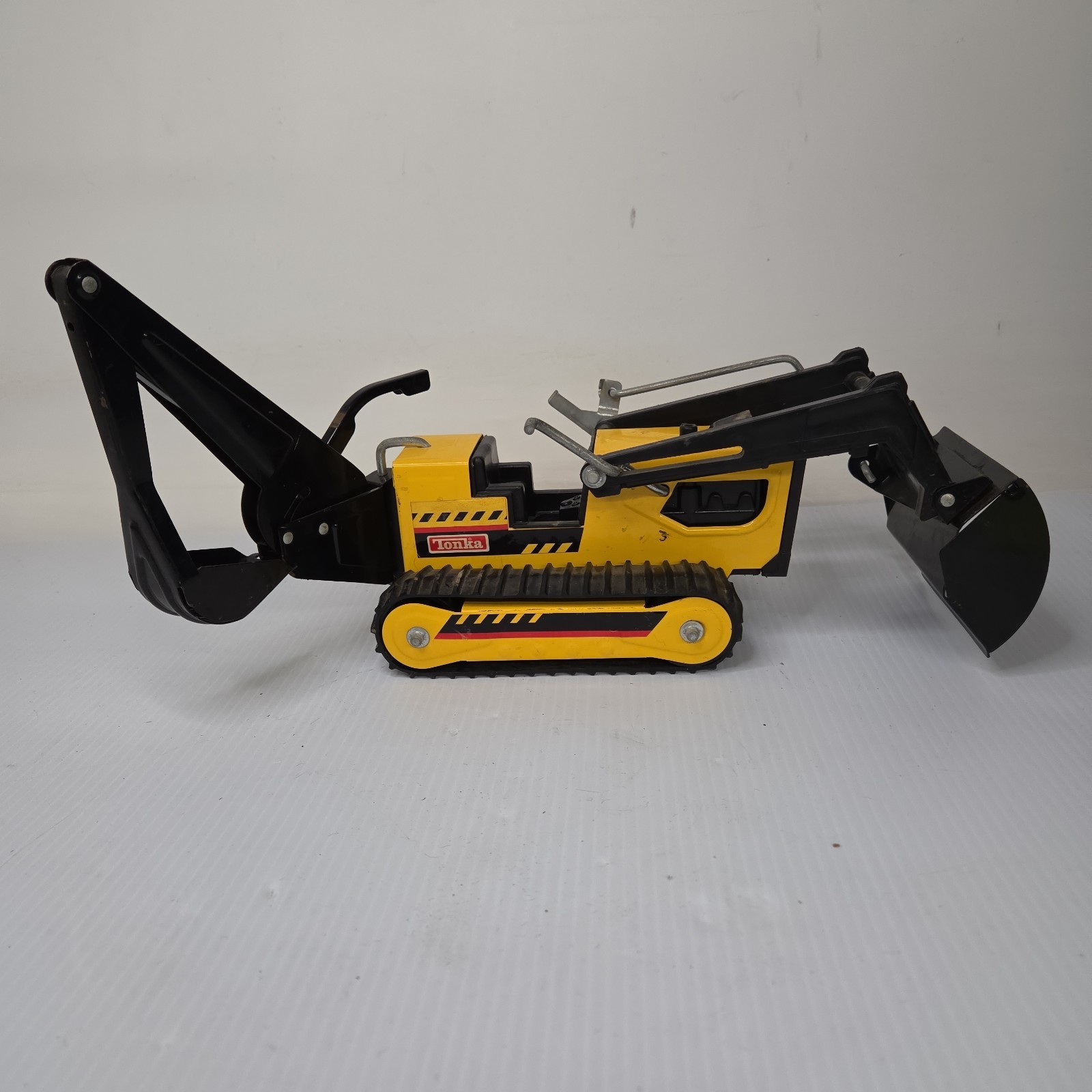 1980&rsquo;s Tonka T-6 Tractor Front End Loader Backhoe Bulldozer #810659 – NEAR MINT