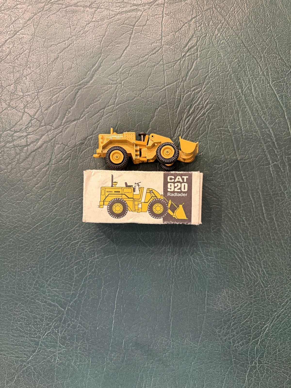 NZG 112 Caterpillar 920 Radloader Wheel Loader HO Scale In Box